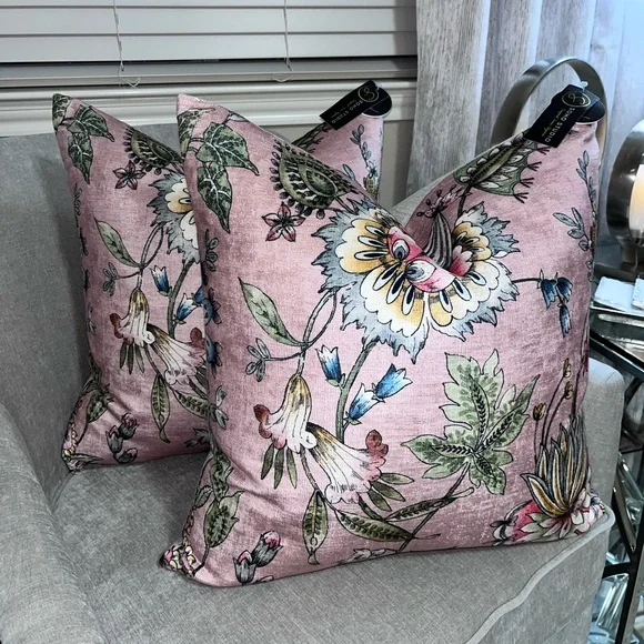 1- NWT SOHO STUDIO BLUSH FLORAL DESIGN DECORATIVEPILLOW